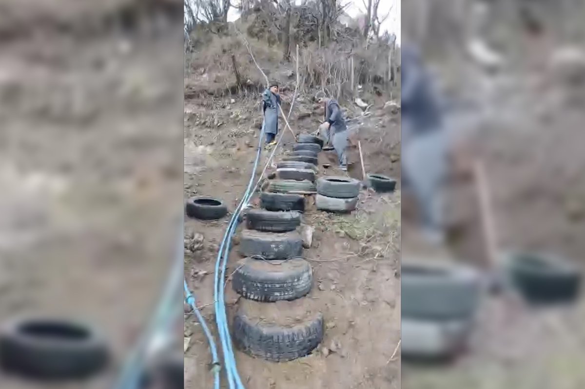 Batman'da mahalle sakinleri araba lastiklerinden camiye merdiven yaptı