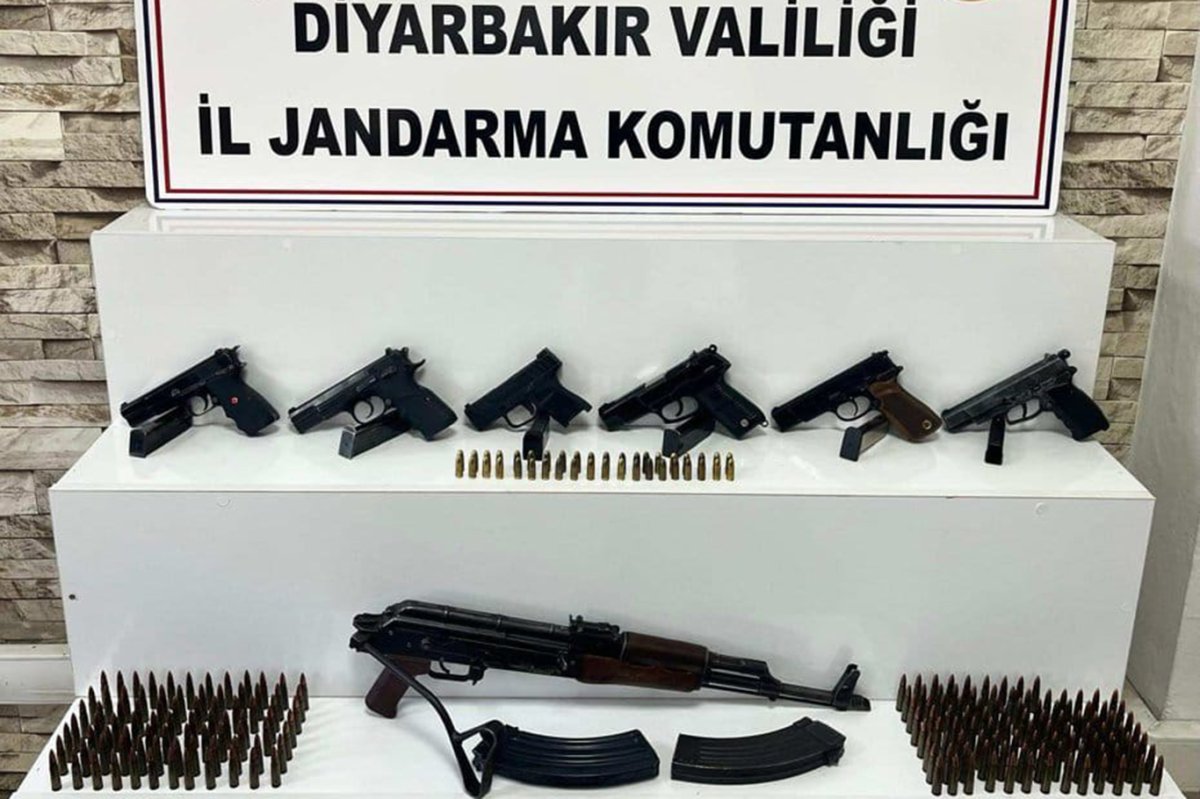 Diyarbakır'da çok sayıda silah ve mühimmat ele geçirildi