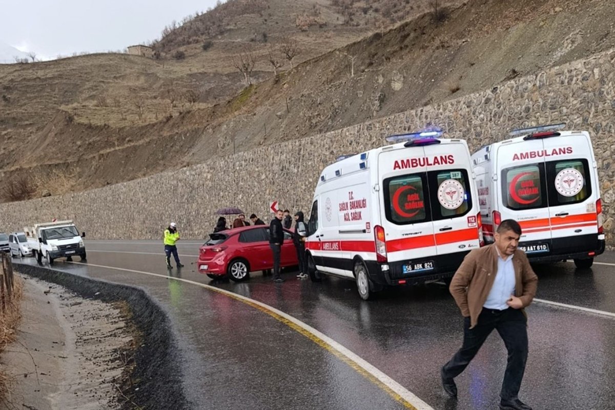 Siirt'te öğrenci servisi ile otomobil çarpıştı: 6 yaralı