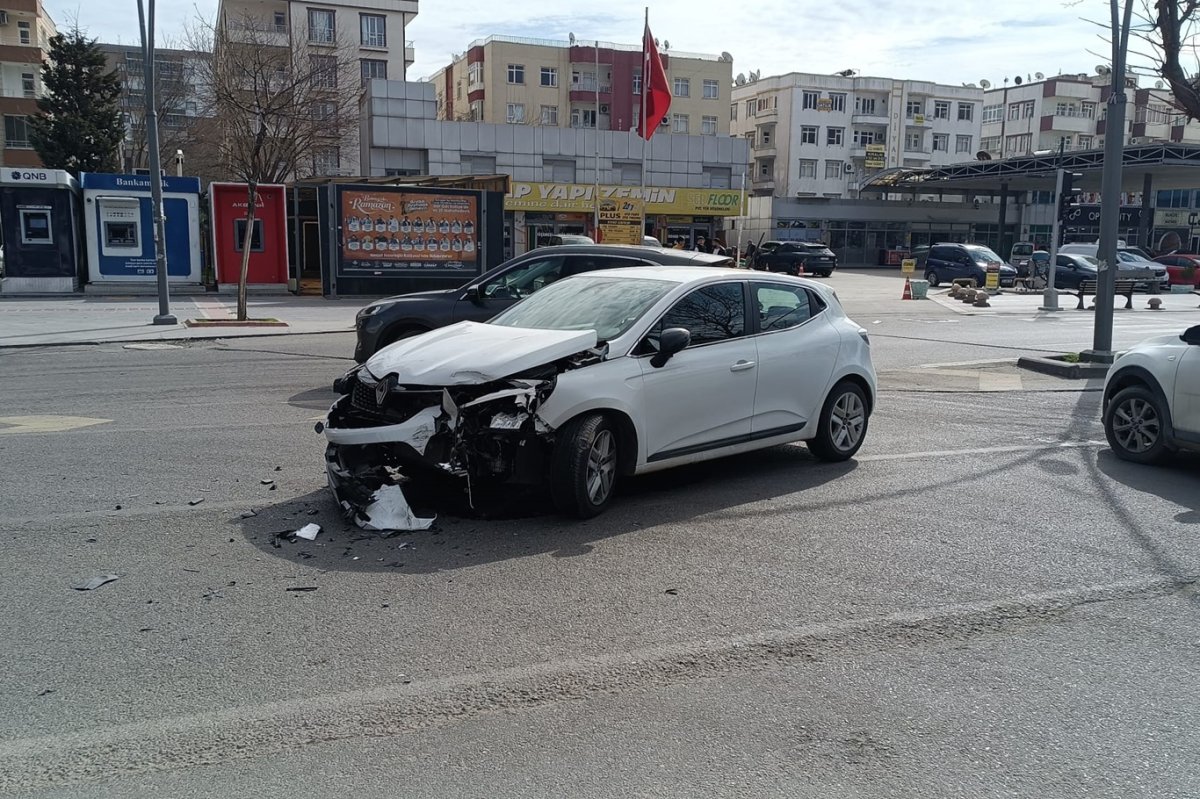 Batman'da iki otomobilin çarpıştığı kazada maddi hasar oluştu