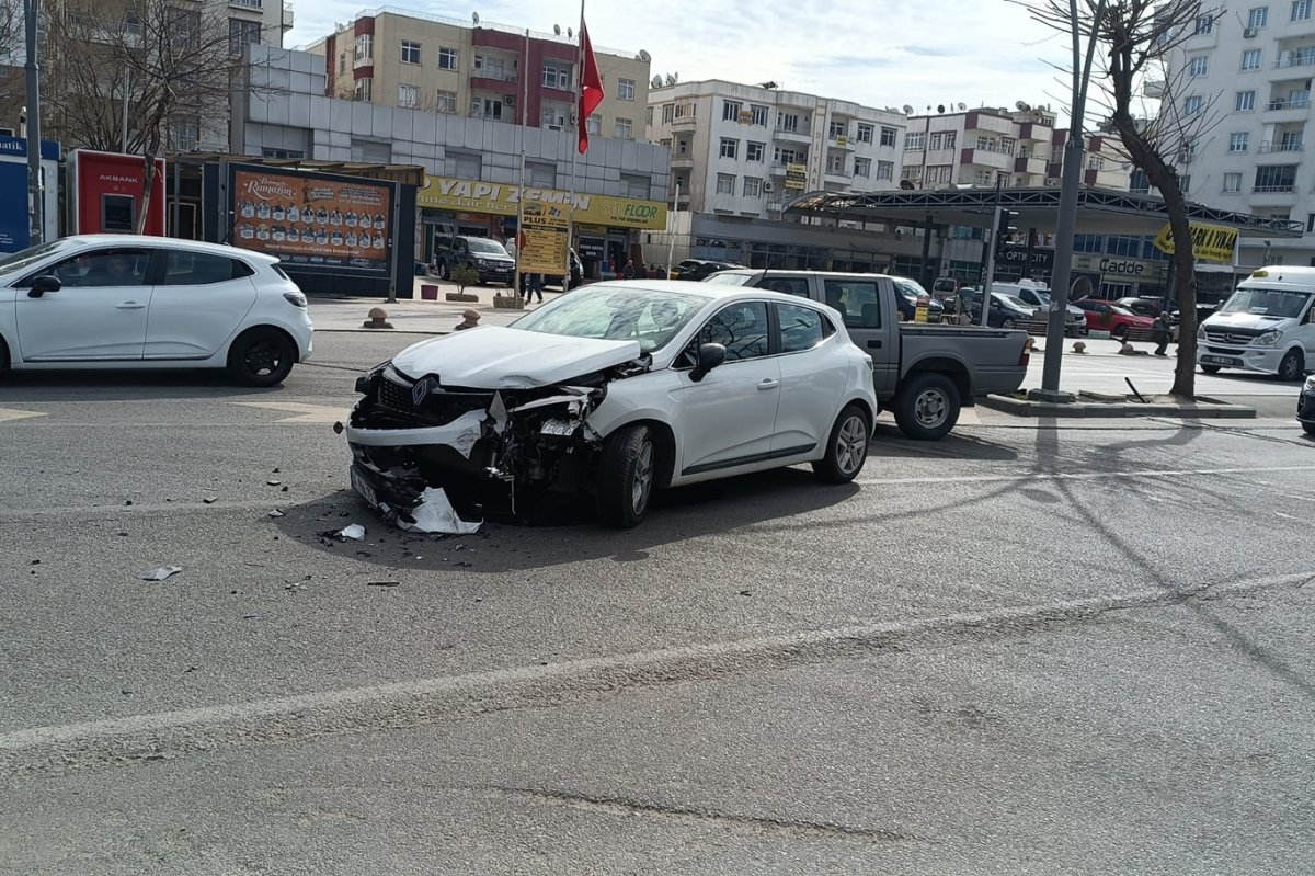 Batman'da iki otomobilin çarpıştığı kazada maddi hasar oluştu