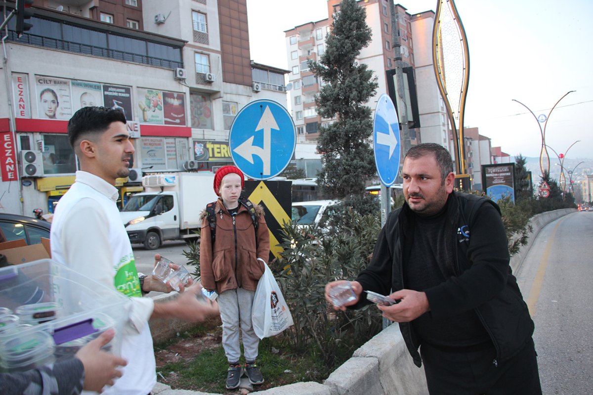 Hür Gençlik Gaziantep'te trafikteki vatandaşlara hurma ve su ikram etti