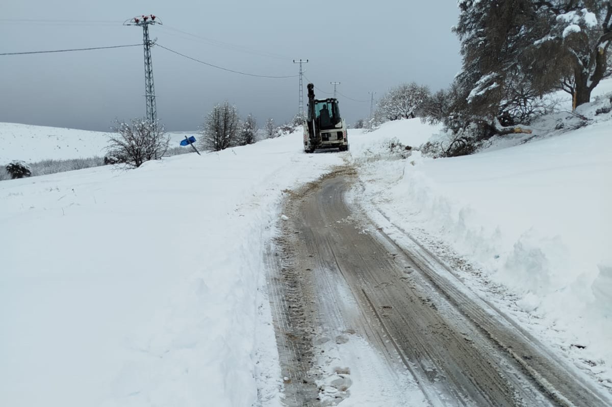 Malatya'da karla mücadele çalışmaları sürüyor