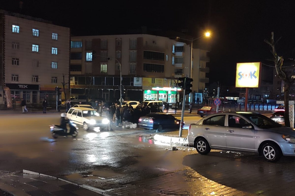 Yolun karşısına geçmeye çalışırken otomobilin çarpmasıyla ağır yaralandı