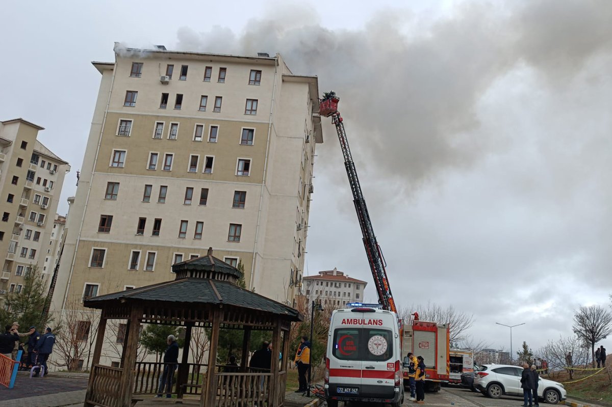 Batman'da 8 katlı binada çatı yangını: Mahsur kalanlar var