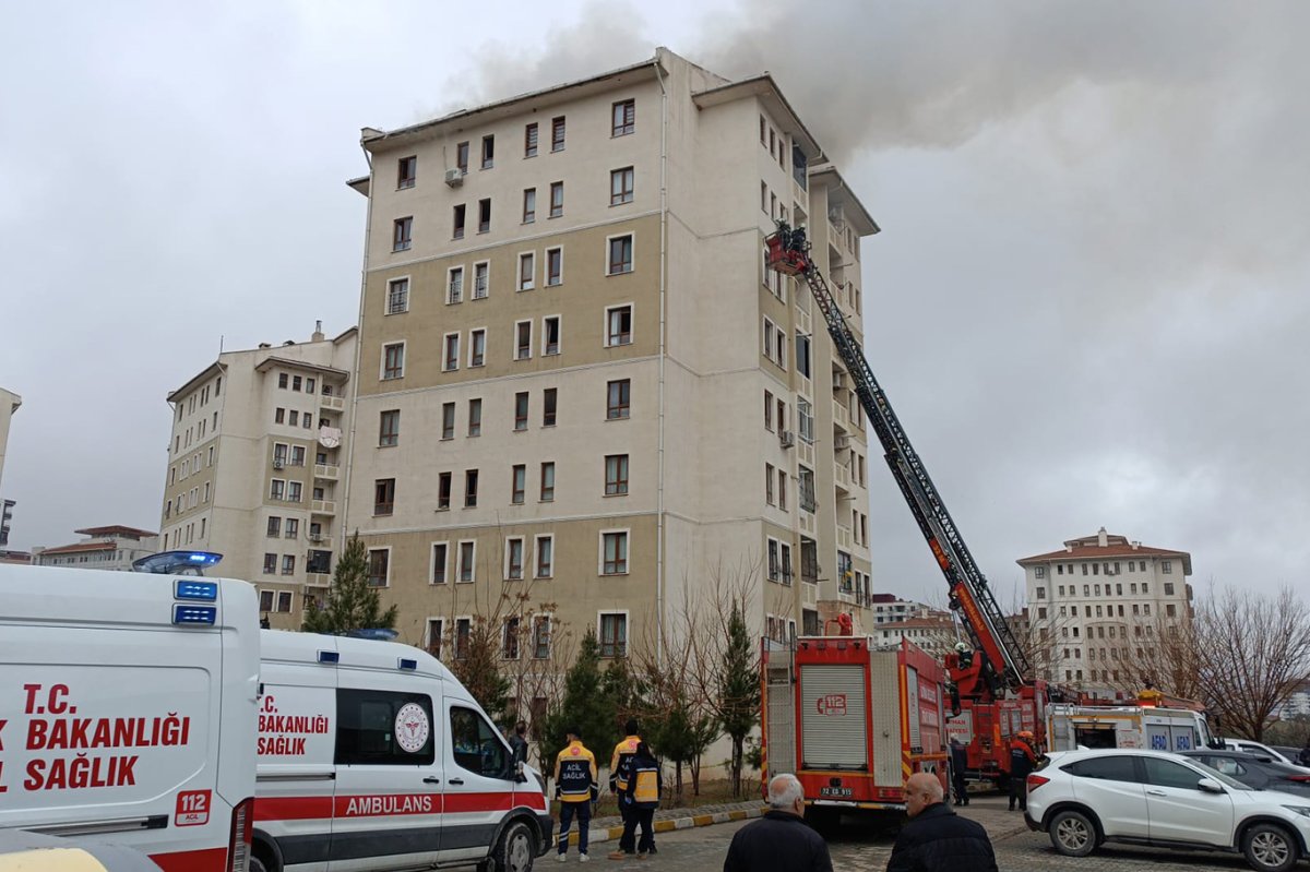 Batman'da 8 katlı binada çatı yangını: Mahsur kalanlar var