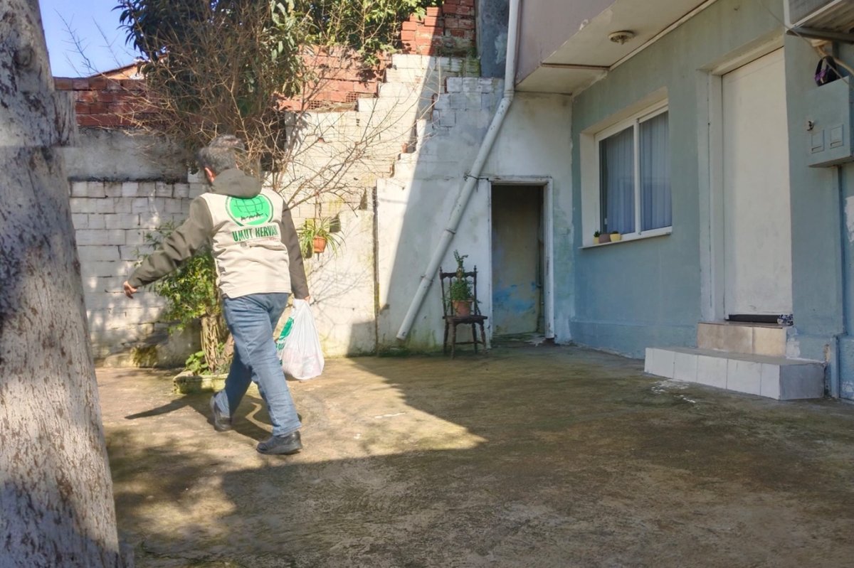 İzmir Umut Kervanı, onlarca aileye Ramazan kolisi ulaştırdı