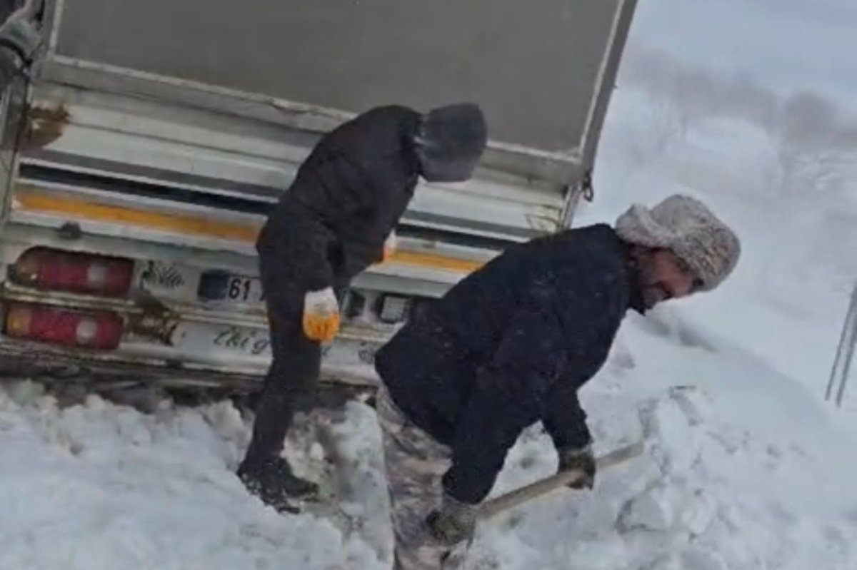 Malatya'da kar nedeniyle mahsur kalan sürücüyü köylüler kurtardı