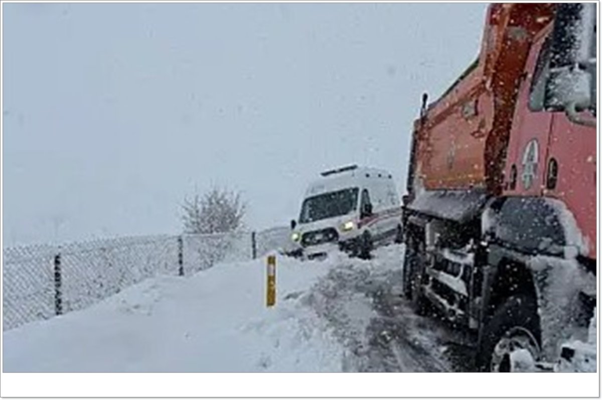 Siirt’te hasta almaya giden ambulans kar nedeniyle yolda mahsur kaldı