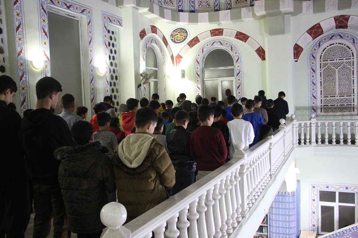 Teravih namazına camiye gelen çocuklara çeşitli ikramlar sunuluyor