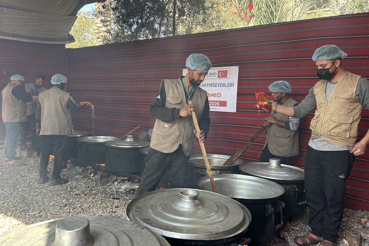 Yetimler Vakfı Gazze'de iftar sofralarını boş bırakmıyor
