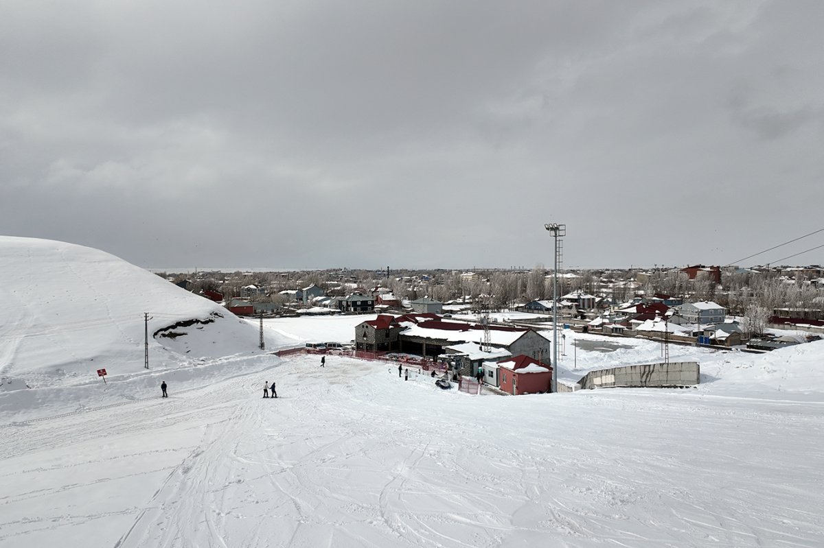 Cemre suya düştü ama Ağrı'da soğuklardan kayak pistinde kış mesaisi sürüyor