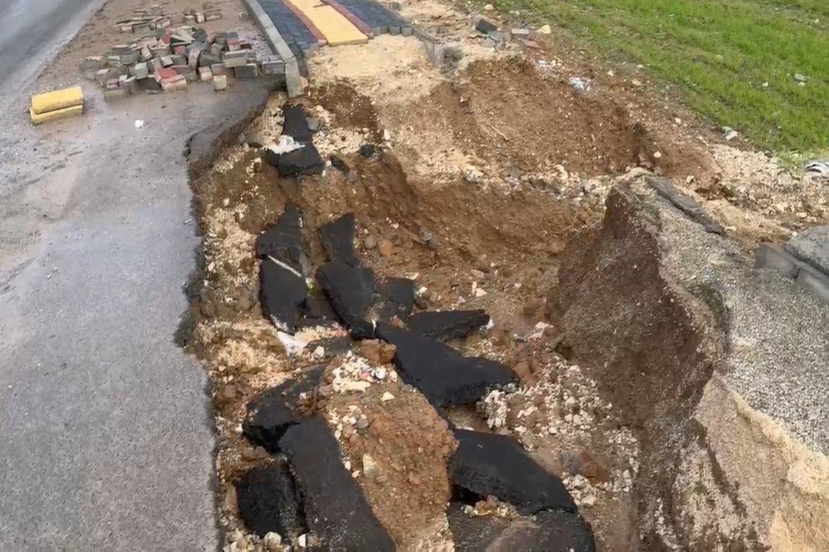 Diyarbakır'da sağanak sonrası yol ve kaldırım çöktü