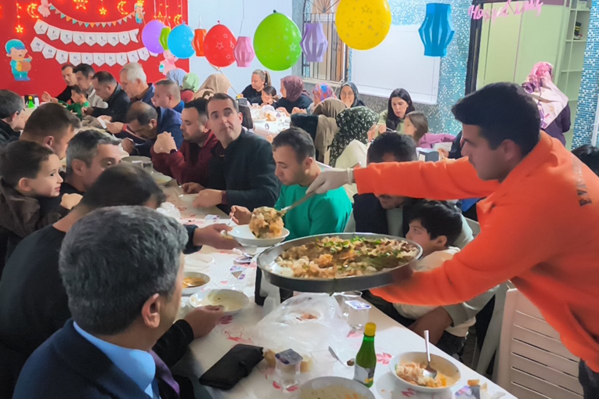 Minik öğrenciler velileriyle iftar sofrasında buluştu