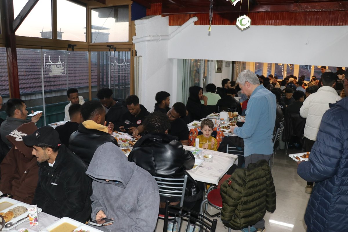 Ankara'da 16 yıldır Ramazan ayı boyunca yüzlerce öğrenciye ücretsiz iftar veriliyor