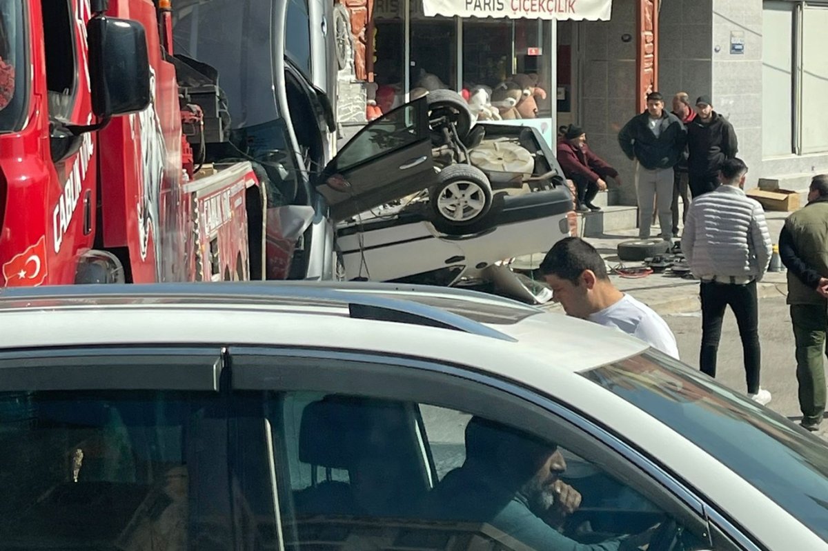İzmir'de freni boşalan vinç park halindeki araçları ezdi