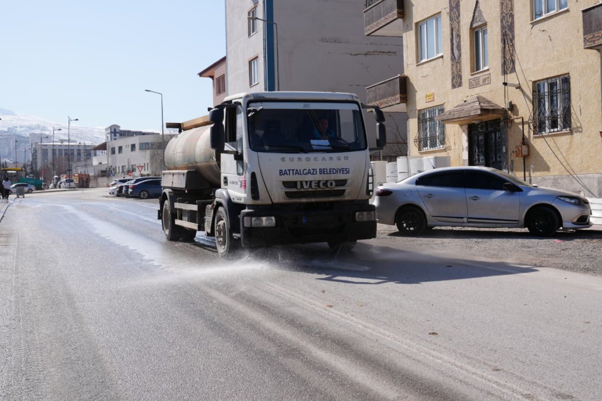 Battalgazi'de Derme Deresi çevresinde temizlik ve yıkama çalışması