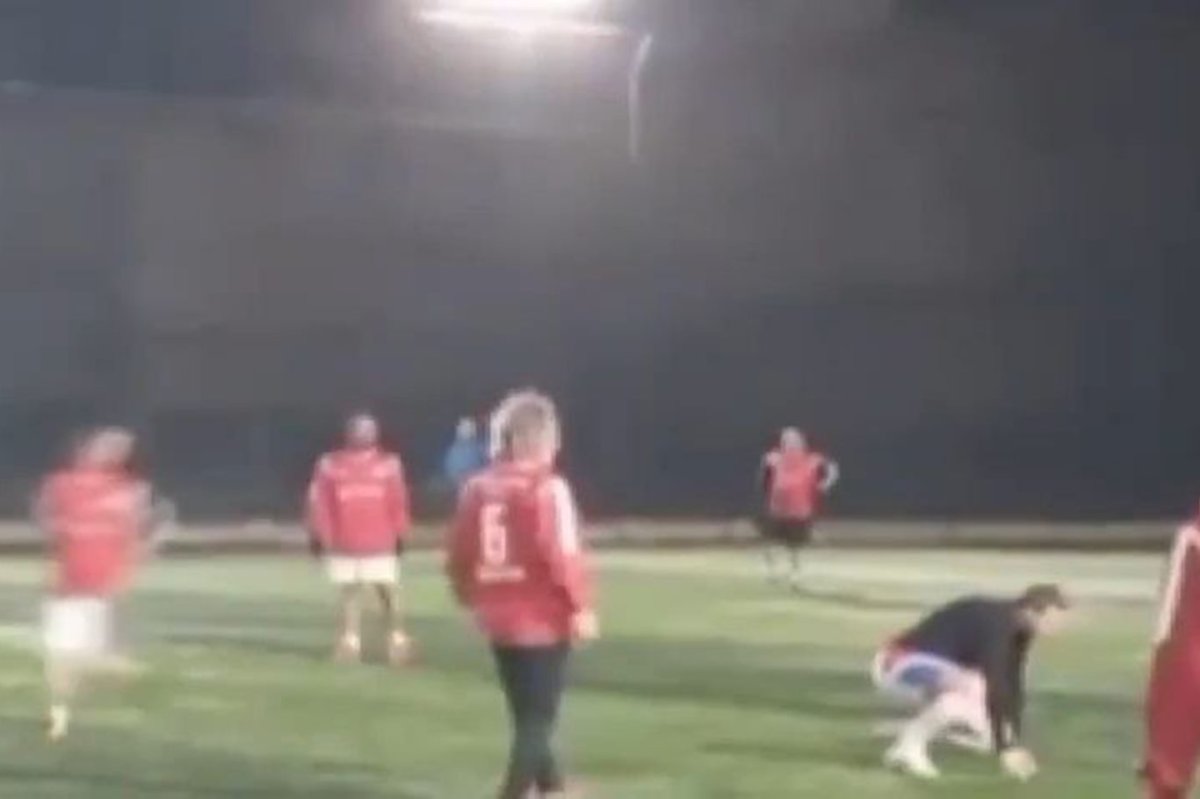 Halı sahada kalp krizi anı kameralara yansıdı