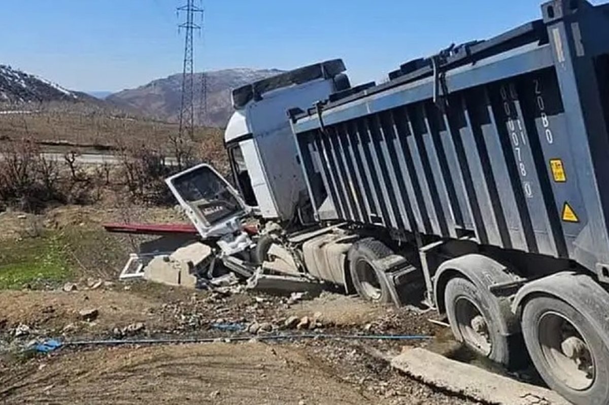 Park halindeki tır, sürücüsünün el frenini çekmeyi unutması sonucu kaza yaptı