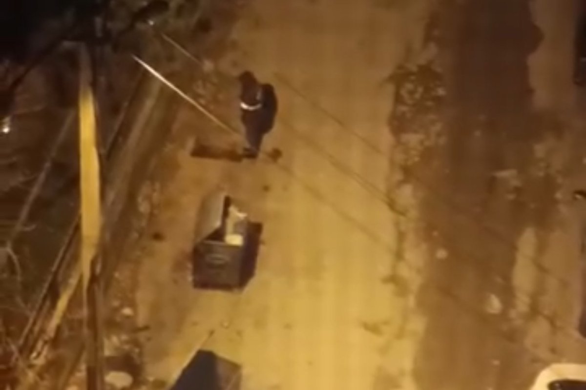 Temizlik personeli işini aksatmadan ibadetini de beraber yapıyor