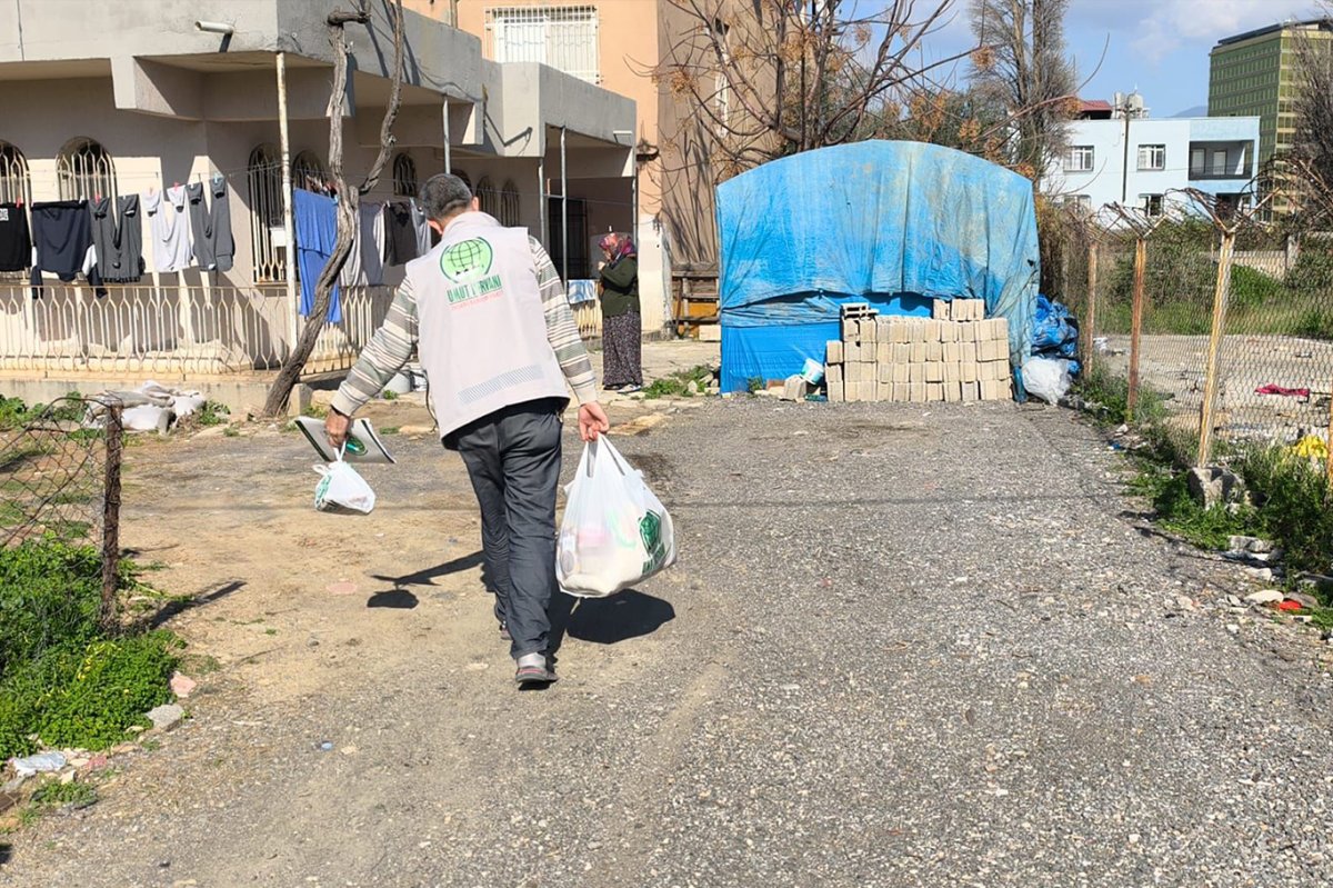 Umut Kervanı İskenderun’da ihtiyaç sahibi ailelere et ve gıda ulaştırdı