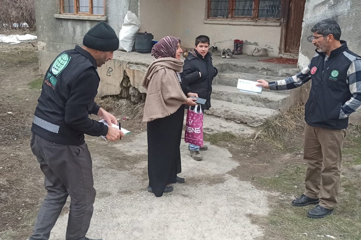 Umut Kervanı’ndan Erciş’te ihtiyaç sahiplerine nakdi yardım