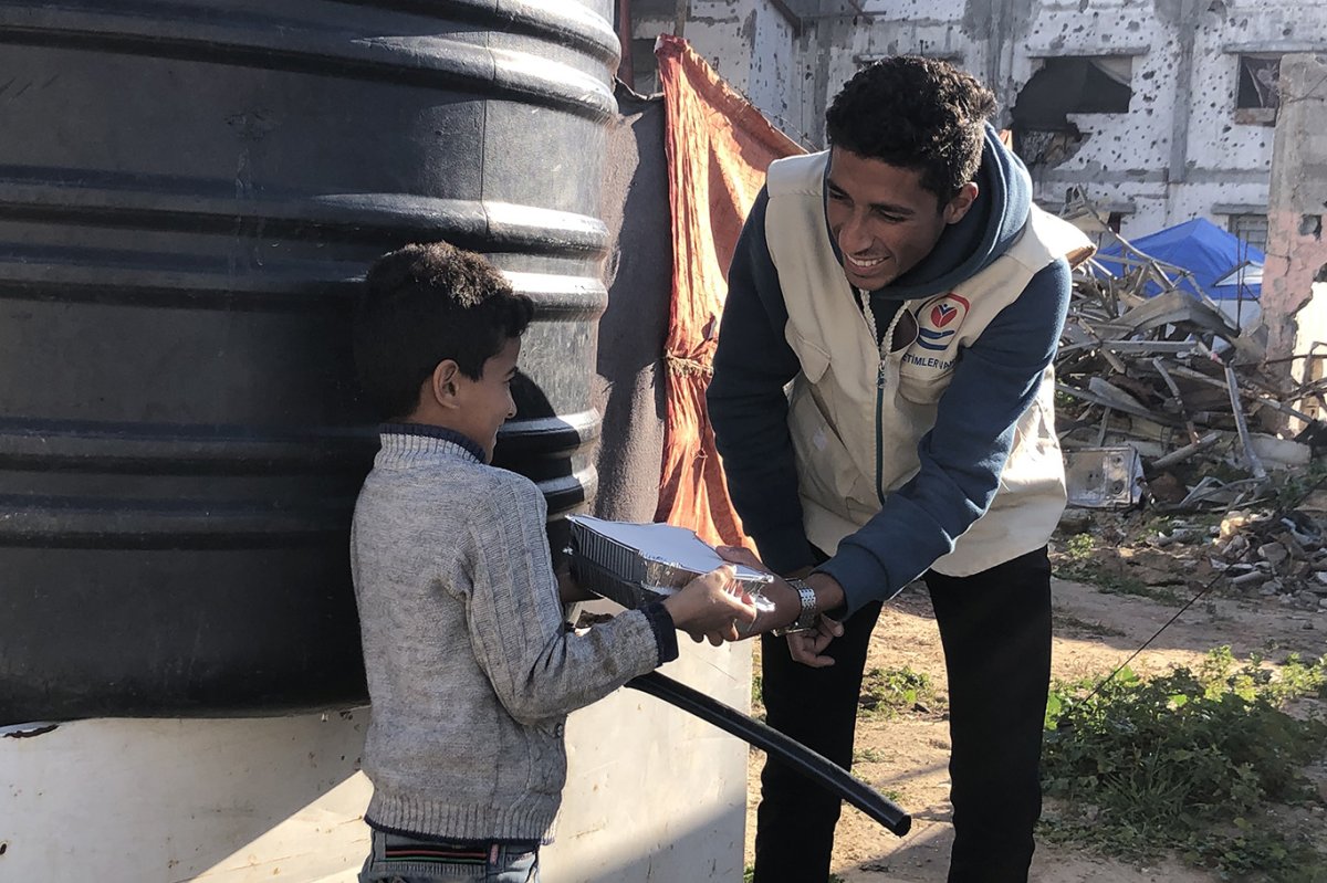 Yetimler Vakfı, Gazze'de her gün sıcak yemek yardımlarına devam ediyor