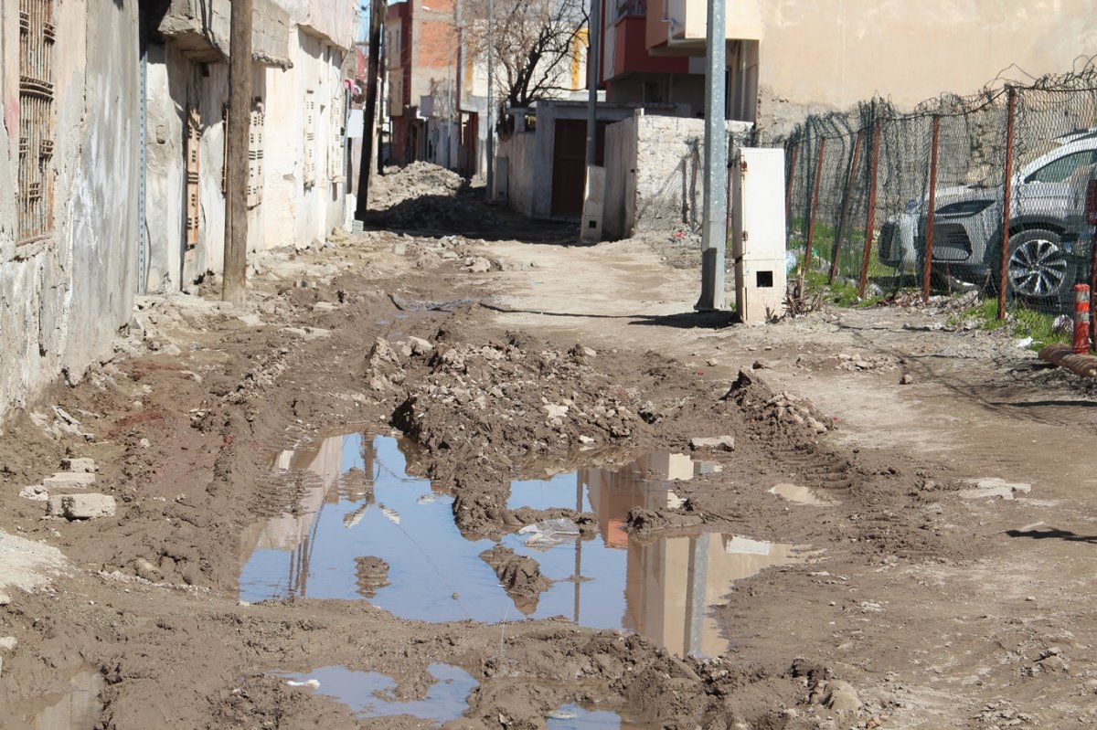 Aylardır süren ve mahalleliyi canından bezdiren yol çalışmasında çözüm bekleniyor