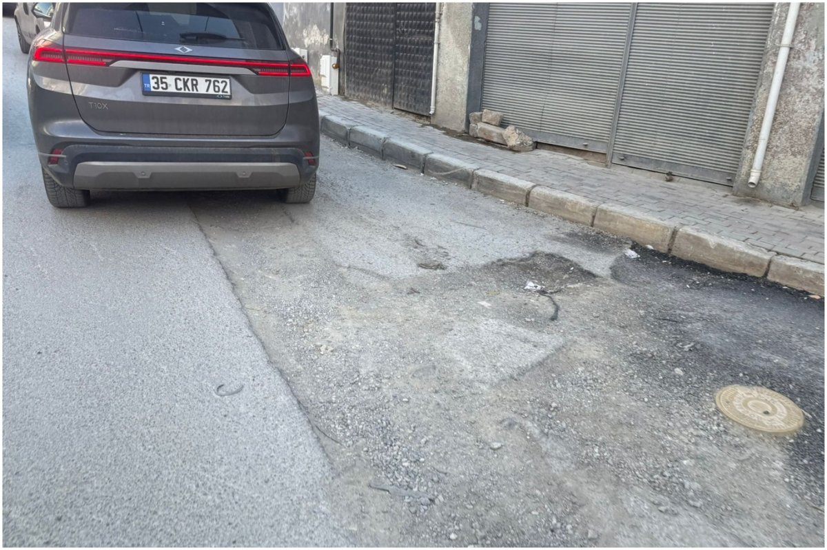 İzmir’de yağış sonrası yollar köstebek yuvası