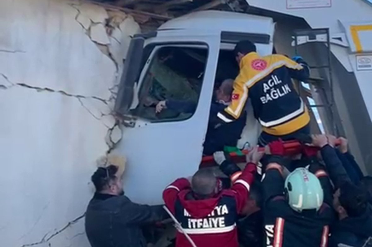 Freni patlayan kamyon eve çarparak durabildi