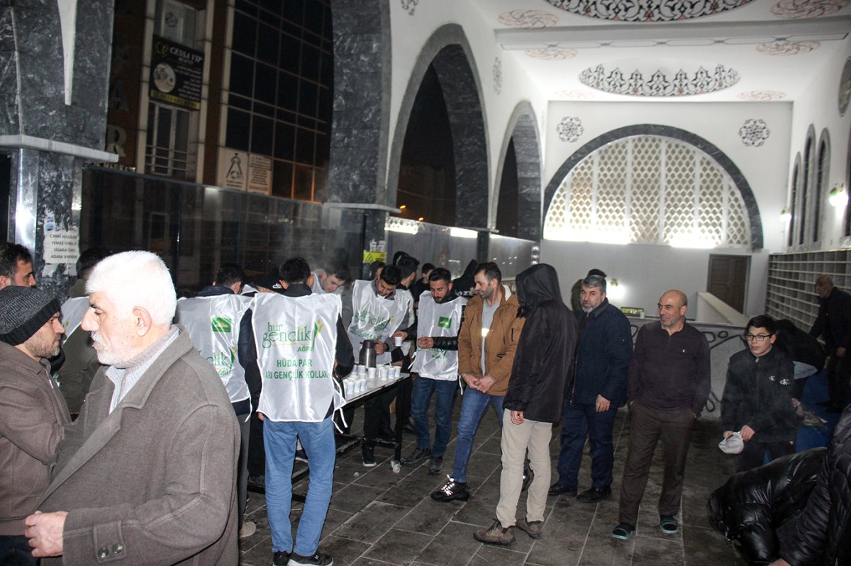 HÜDA PAR Ağrı Gençlik Kolları’ndan teravih çıkışı salep dağıtıldı