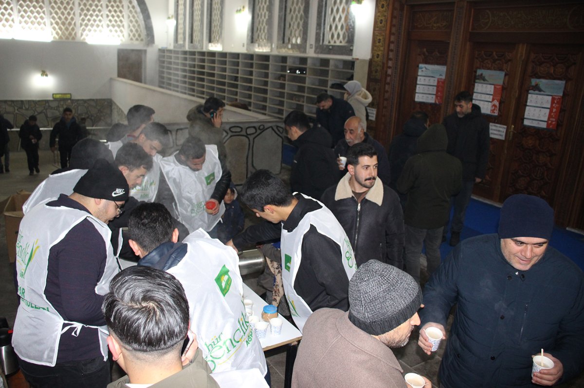 HÜDA PAR Ağrı Gençlik Kolları’ndan teravih çıkışı salep dağıtıldı