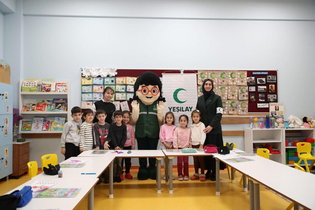 Yeşilay'ın kuruluş yıldönümünde ilk ders zili bağımsız bir gelecek için çaldı