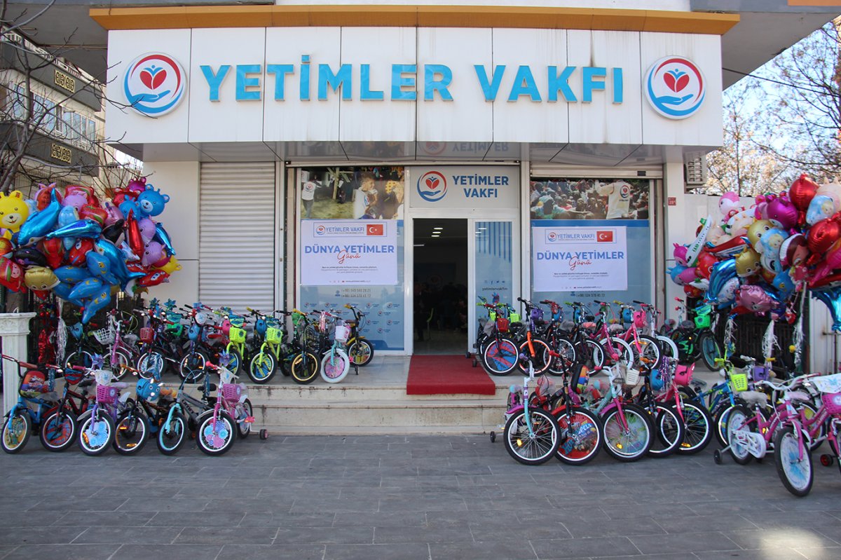Yetimler Vakfı'ndan yetim çocuklara bisiklet ve oyuncak sürprizi