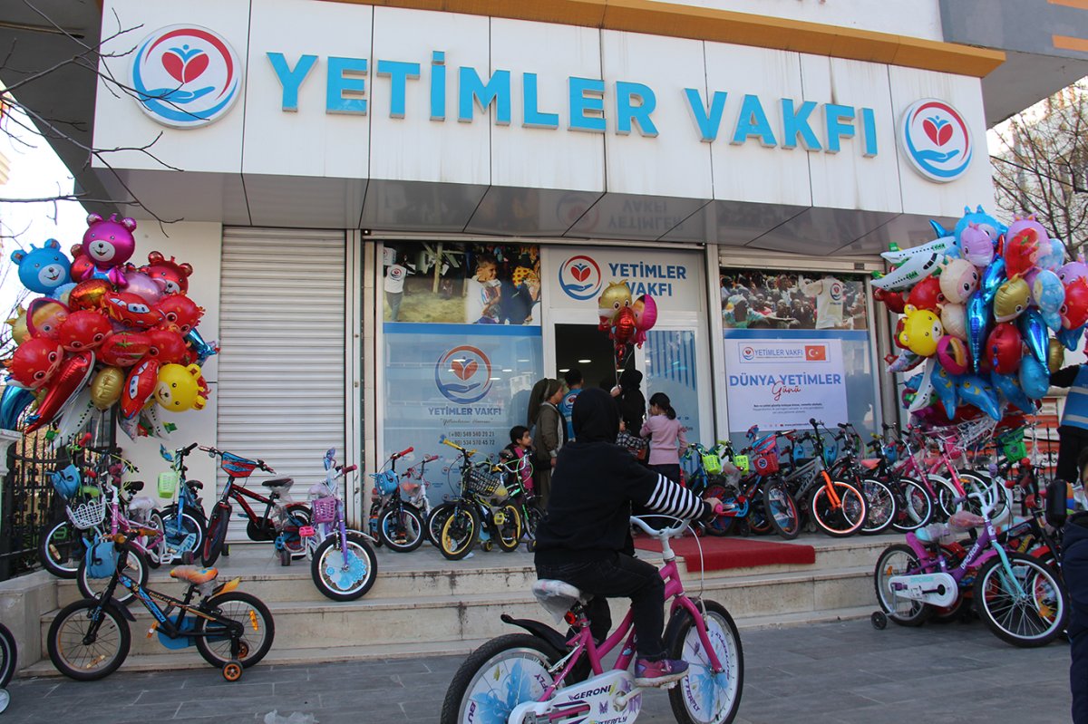 Yetimler Vakfı'ndan yetim çocuklara bisiklet ve oyuncak sürprizi