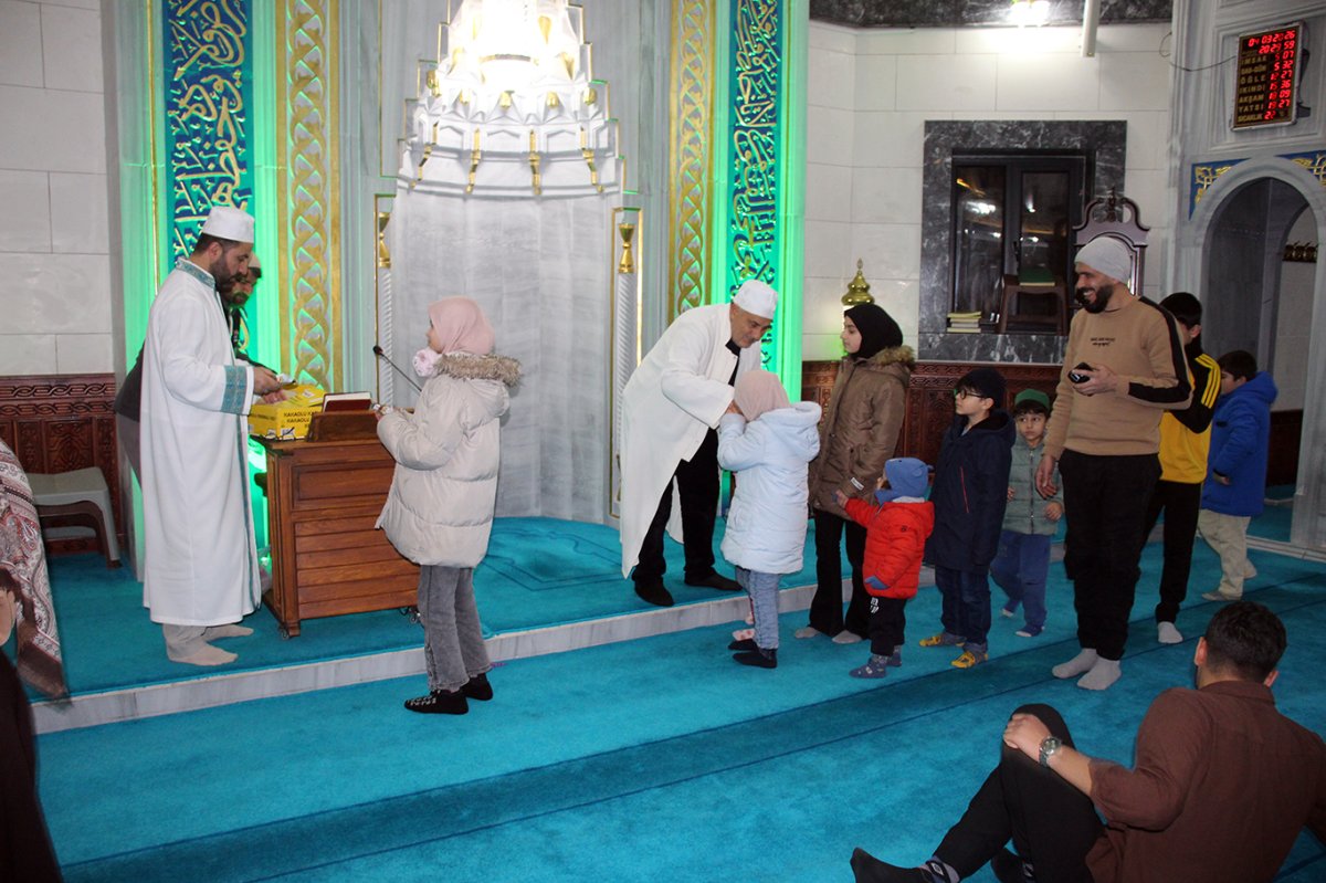 Ağrı’da Ramazan ayının neşesi, minik ellere tatlı ikramı yapılıyor