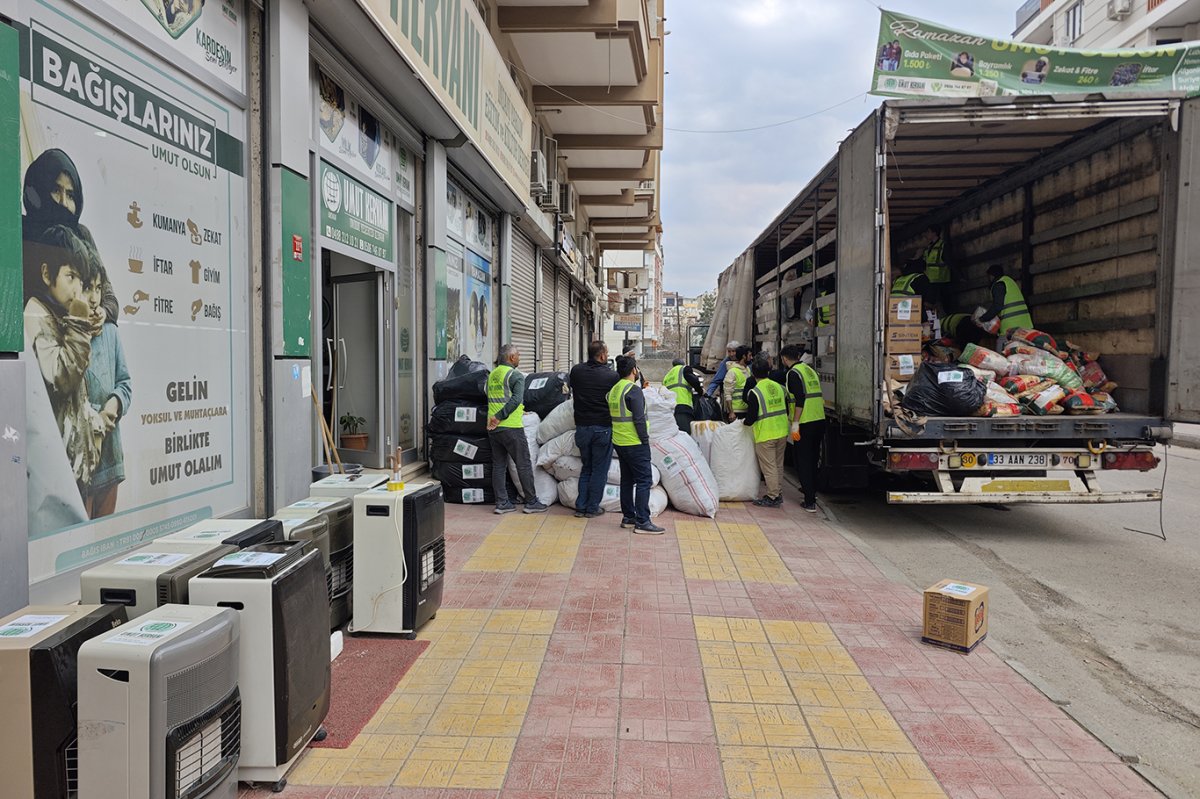 Umut Kervanı Batman'dan Suriye'ye 1 tır insani yardım gönderdi