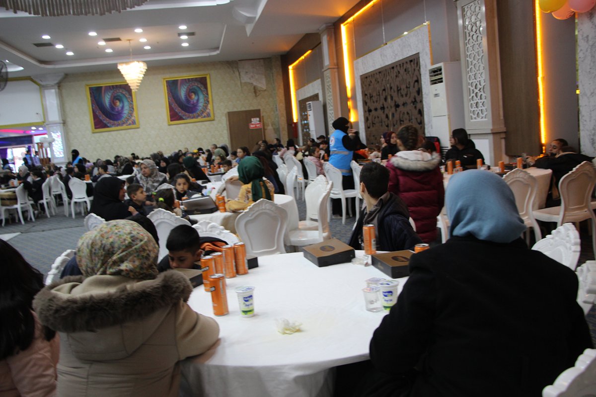 Yetimler Vakfı Gaziantep'te yüzlerce yetime iftar verdi