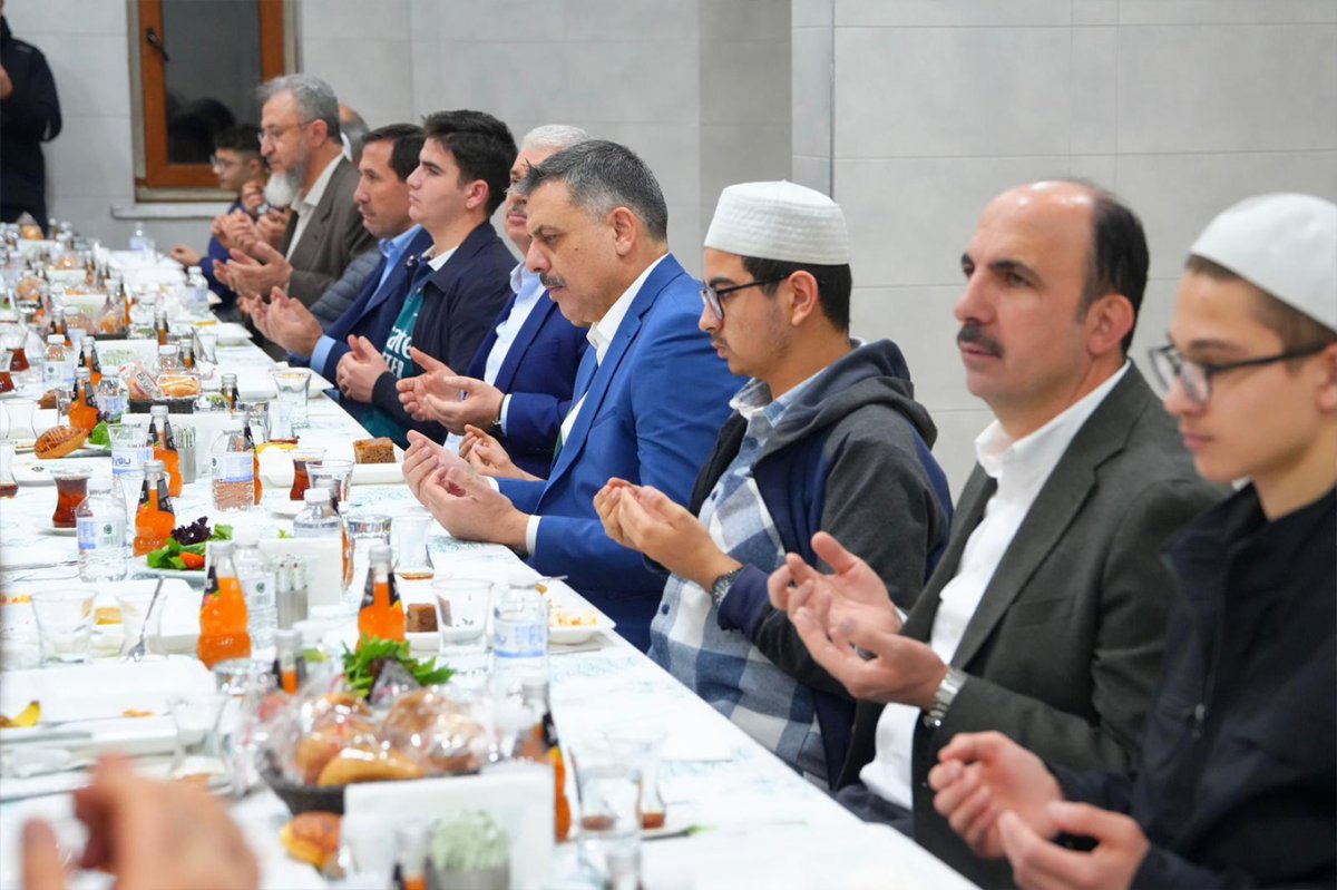 İçişleri Bakanı Çiftçi, Konya’da Kur’an kursu öğrencileriyle sahur yaptı