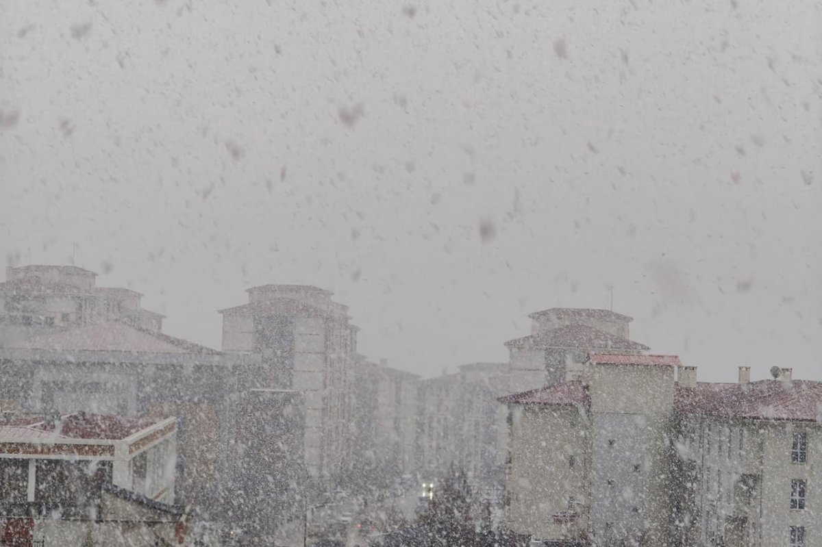 Şırnak'ta lapa lapa kar yağdı