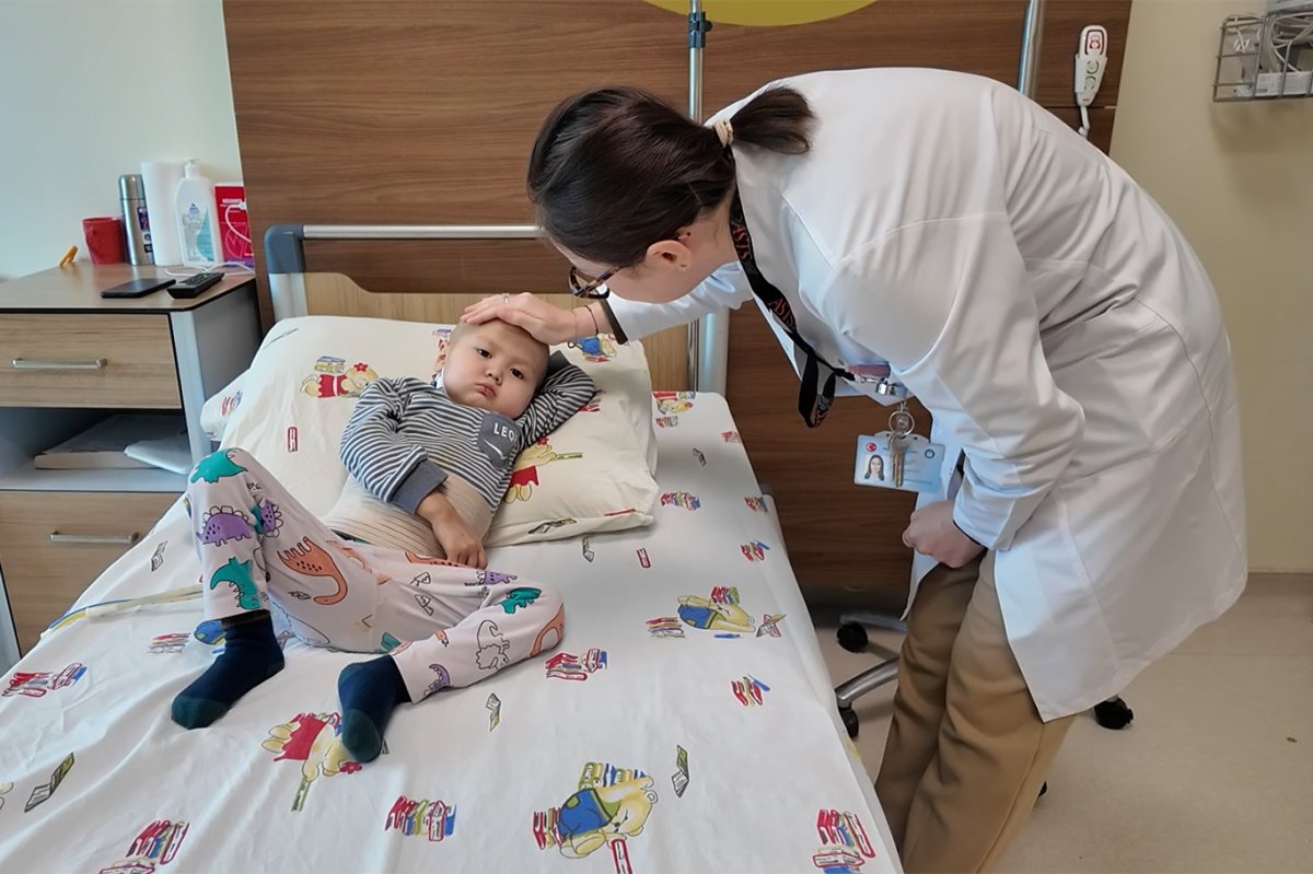 3 yaşındaki Kırgızistanlı Nuryiğit Malatya'da gerçekleştirilen karaciğer nakliyle hayata tutundu