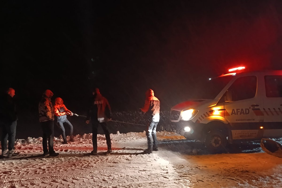 Ağrı'da şarampole kayan kamyonetin imdadına ekipler yetişti