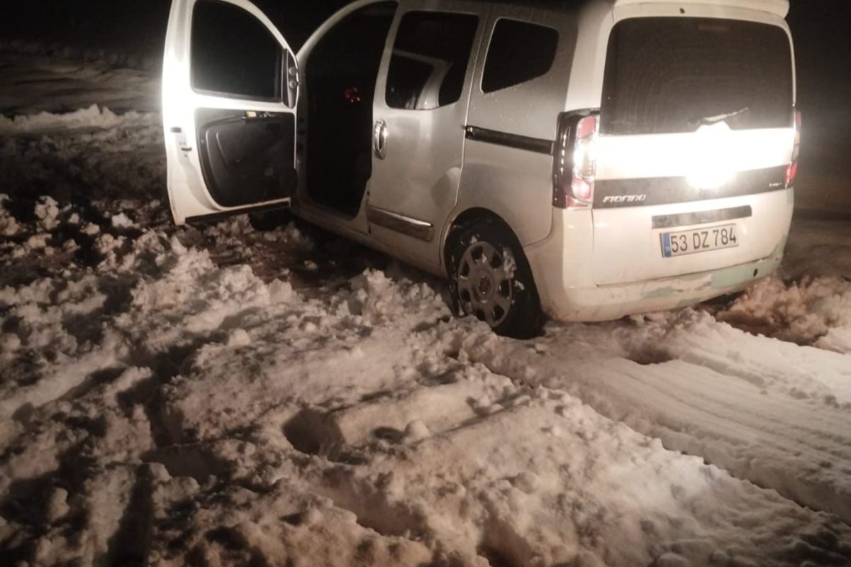 Siirt’te karla mücadele sürüyor: Mahsur kalan vatandaşlar kurtarıldı