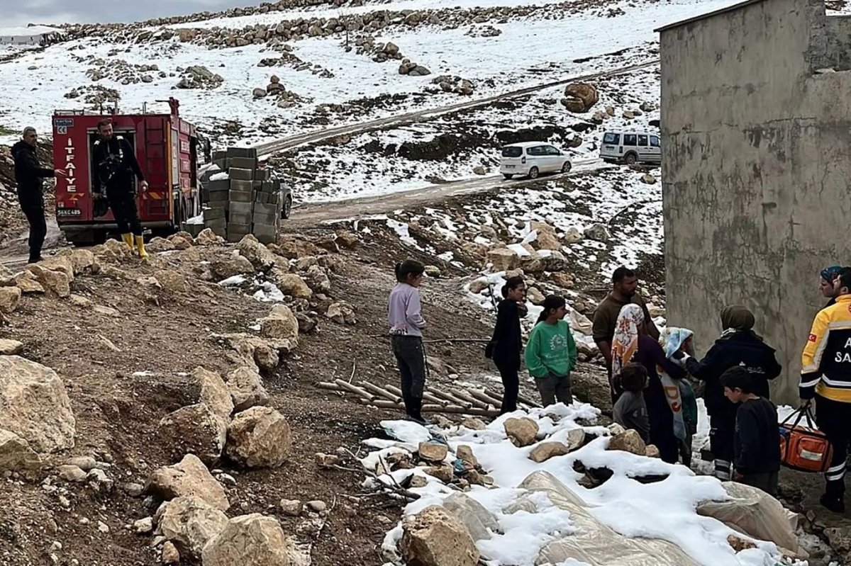 Alevlerin sardığı evde mahsur kalan 2 çocuk kurtarıldı