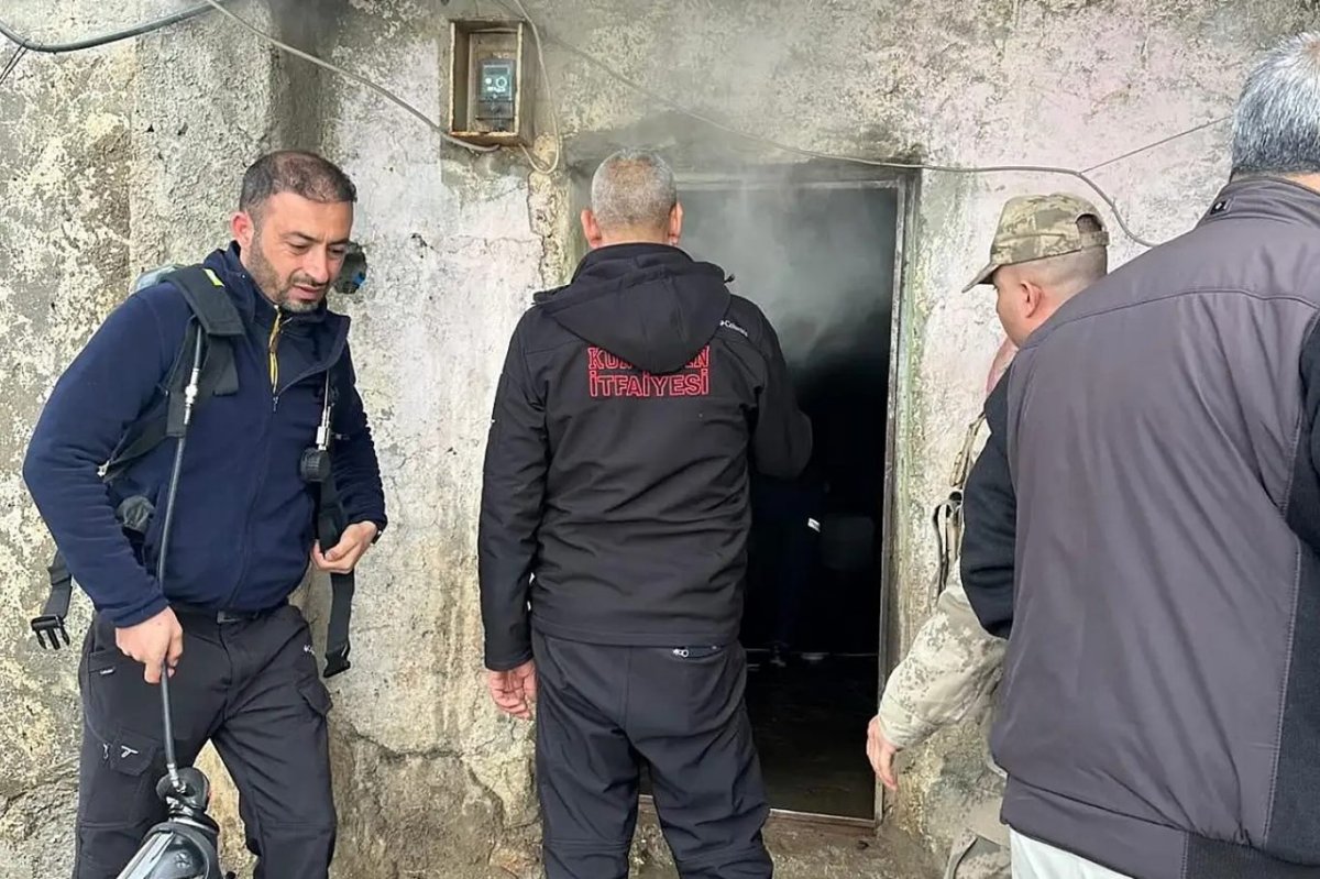 Alevlerin sardığı evde mahsur kalan 2 çocuk kurtarıldı