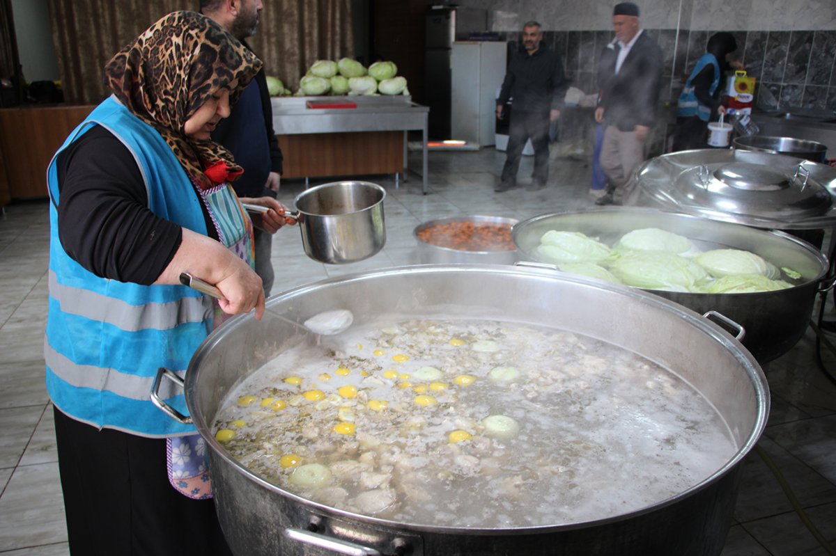Gaziantep Osmanlı Camii'nde imece usulü iftar hazırlanıyor