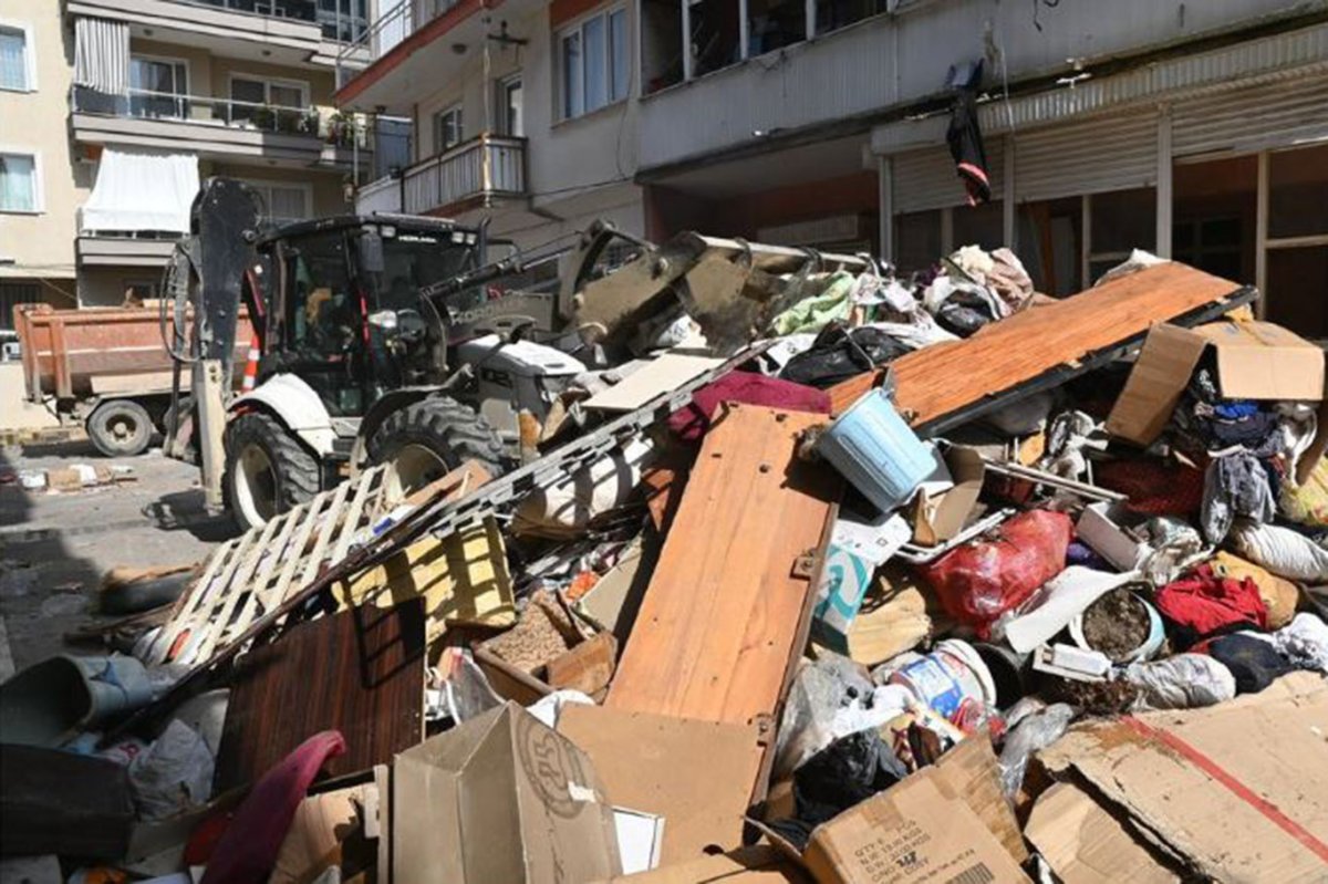 İzmir'de bir evden 12 kamyon atık çıkarıldı