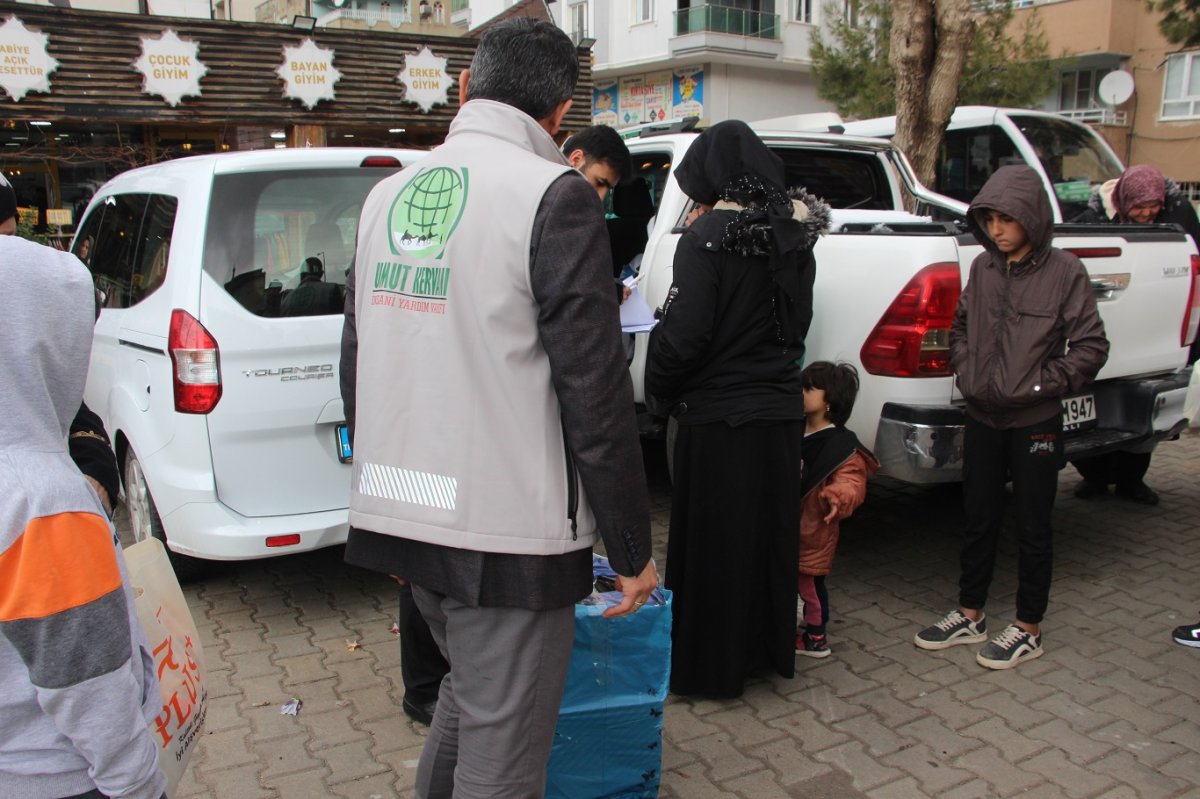 Mardin'de yetim çocuklara bayramlık giyim yardımı