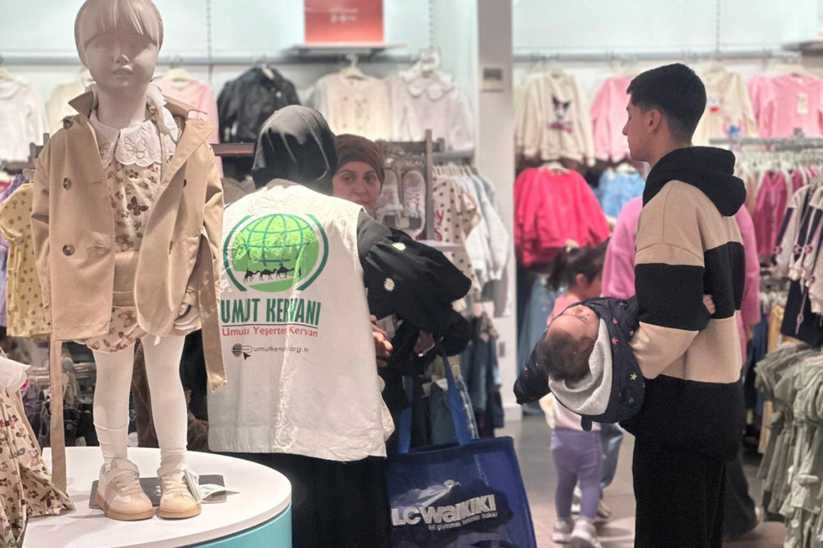 Umut Kervanı Adana'da çocuklara yönelik giyim yardımında bulundu