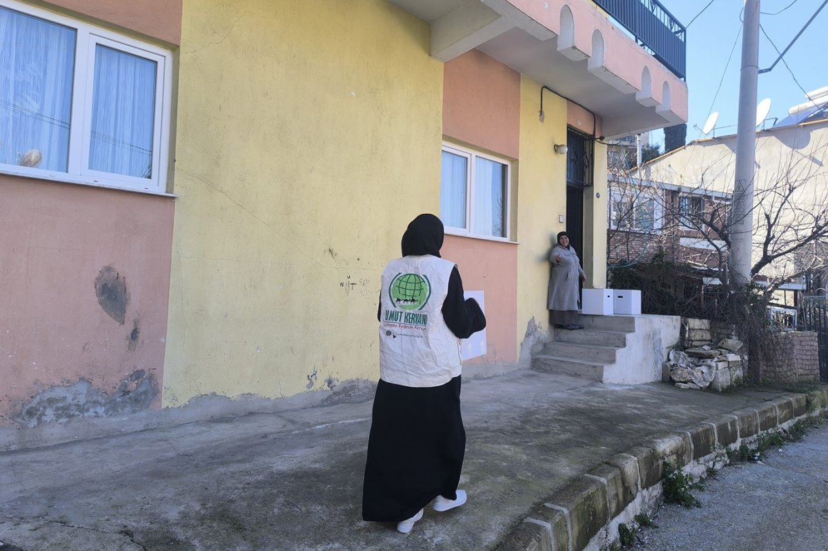 Umut Kervanı İzmir'de Ramazan ayı vesilesiyle yüzlerce aileye yardımda bulundu